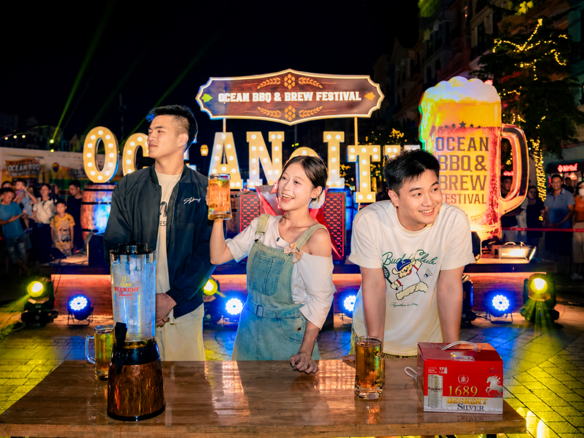 Bia tươi rót tại vòi cùng cuộc thi uống bia khuấy động không khí Ngày hội. 