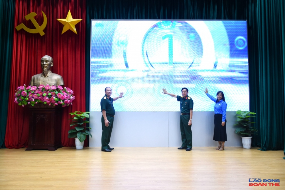 Đồng chí Thiếu tướng Đoàn Xuân Bộ (bên trái), Tổng Biên tập Báo Quân đội nhân dân, đồng chí Đại tá Nguyễn Văn Đề (giữa), Trưởng ban Công đoàn Quốc phòng và đồng chí Hồ Thị Kim Ngân, Ủy viên Ban Thường vụ, Phó Trưởng ban Quan hệ lao động, Tổng Liên đoàn Lao động Việt Nam thực hiện nghi thức phát động cuộc thi. Ảnh: Nguyễn Việt