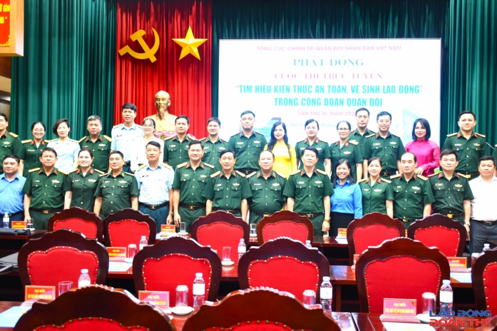 Các đại biểu chụp ảnh lưu niệm. Ảnh: Nguyễn Việt