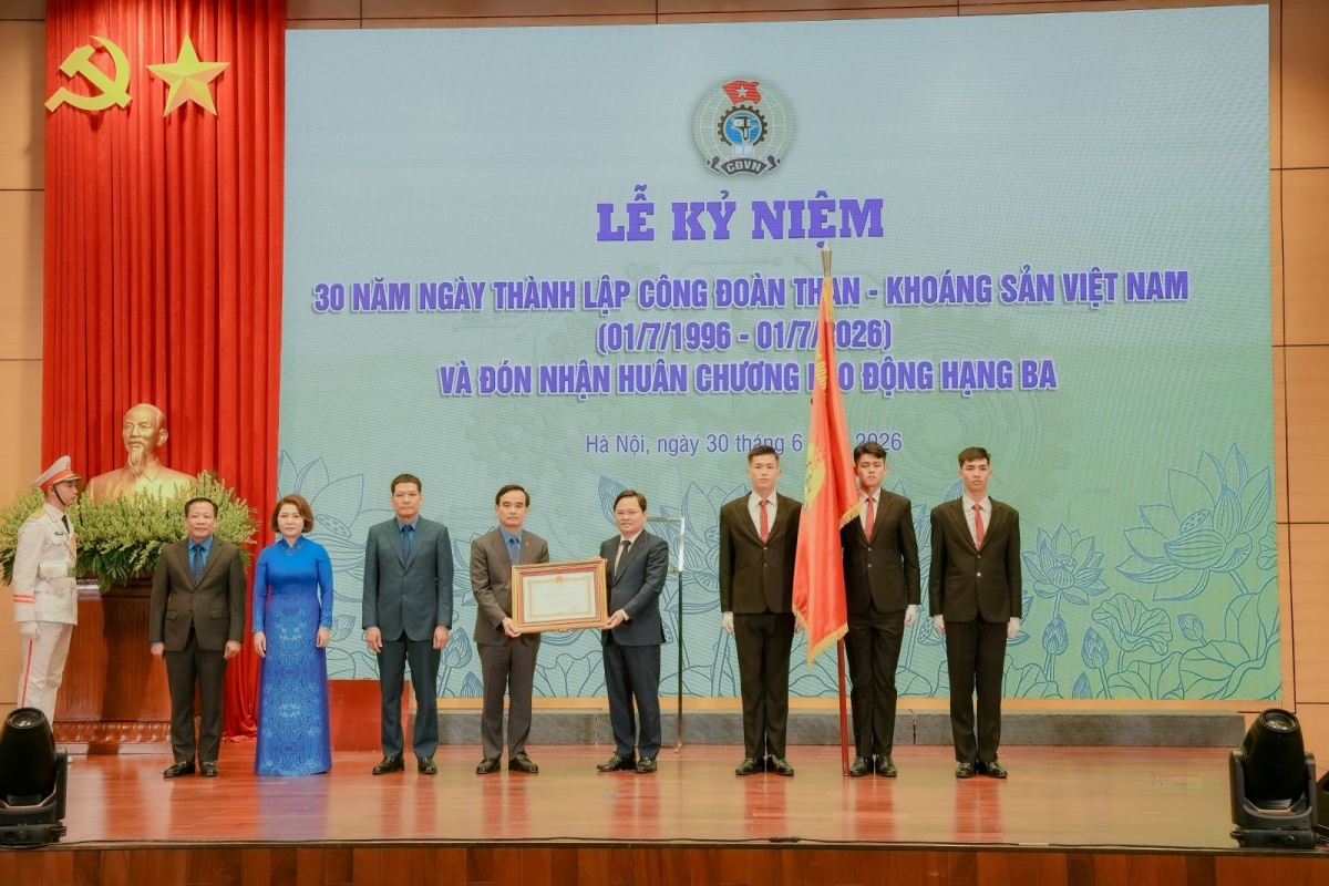 Công đoàn TKV đón nhận Huân chương Lao động hạng Ba (lần thứ hai) Công đoàn TKV đón nhận Huân chương Lao động hạng Ba (lần thứ hai)
