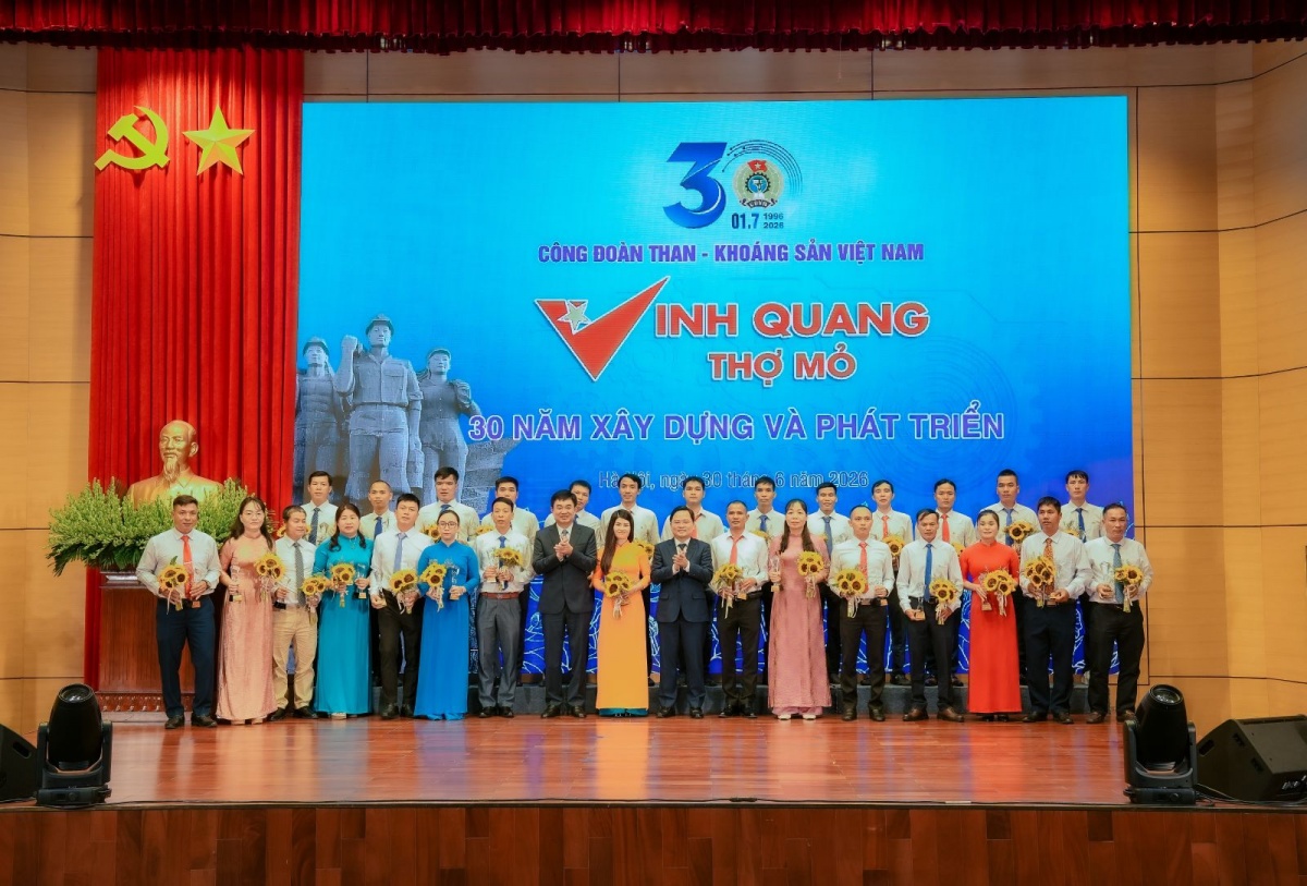 Công đoàn TKV đón nhận Huân chương Lao động hạng Ba (lần thứ hai) Công đoàn TKV đón nhận Huân chương Lao động hạng Ba (lần thứ hai)