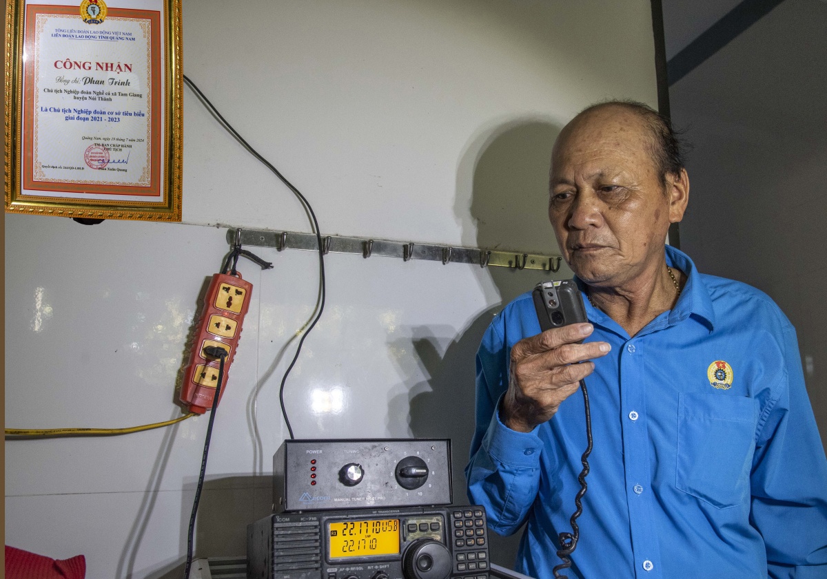 Ông Phan Trinh kết nối máy Icom, giữ mạch thông tin liên lạc với đội tàu câu mực khơi ở Hoàng Sa, Trường Sa. Ảnh: Lê Văn Chương Ông Phan Trinh kết nối máy Icom, giữ mạch thông tin liên lạc với đội tàu câu mực khơi ở Hoàng Sa, Trường Sa. Ảnh: Lê Văn Chương