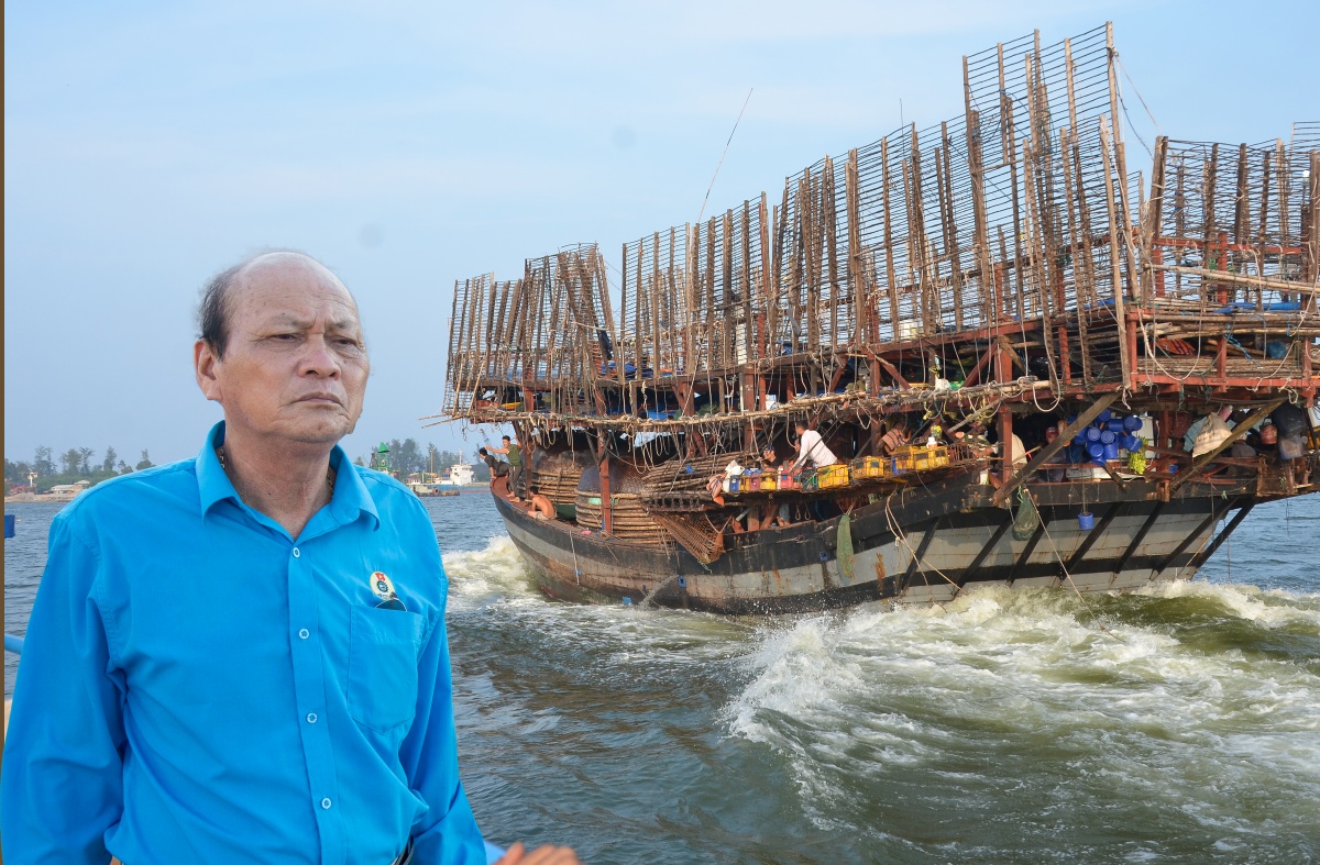 Ông Phan Trinh là người đã đi qua hầu hết các đảo ở quần đảo Hoàng Sa và Trường Sa. Ảnh: Lê Văn Chương Ông Phan Trinh là người đã đi qua hầu hết các đảo ở quần đảo Hoàng Sa và Trường Sa. Ảnh: Lê Văn Chương
