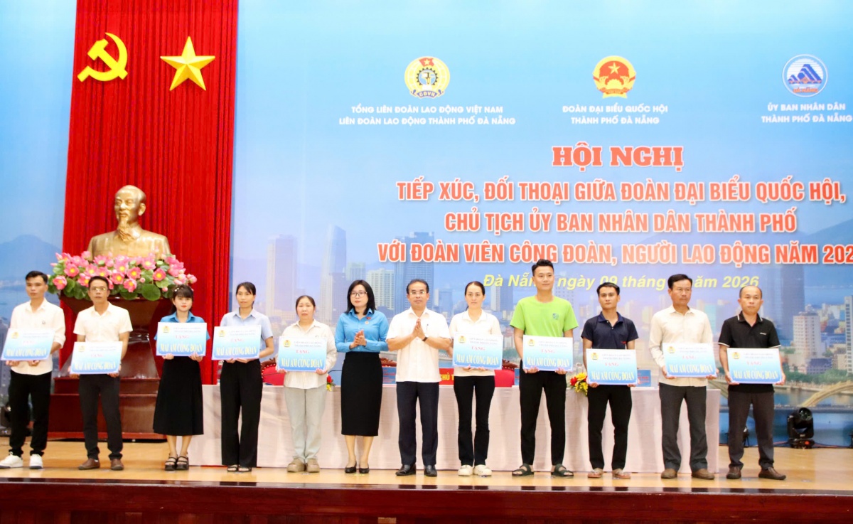 Chăm lo toàn diện đời sống vật chất, tinh thần cho công nhân là một trong những nhiệm vụ trọng tâm của cả hệ thống chính trị thành phố Đà Nẵng. Trong ảnh: Tặng quà cho công nhân tại Hội nghị tiếp xúc, đối thoại giữa Đoàn đại biểu Quốc hội đơn vị thành phố Đà Nẵng và Chủ tịc Chăm lo toàn diện đời sống vật chất, tinh thần cho công nhân là một trong những nhiệm vụ trọng tâm của cả hệ thống chính trị thành phố Đà Nẵng. Trong ảnh: Tặng quà cho công nhân tại Hội nghị tiếp xúc, đối thoại giữa Đoàn đại biểu Quốc hội đơn vị thành phố Đà Nẵng và Chủ tịc