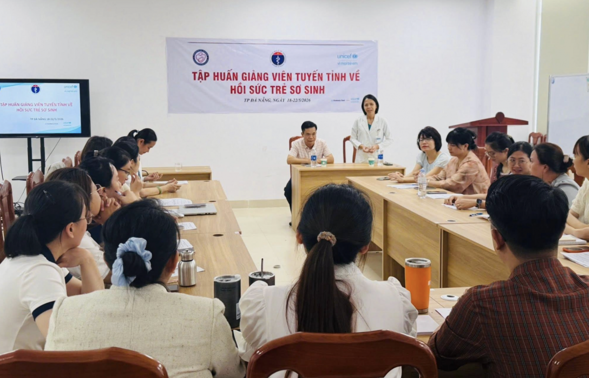 Bác sĩ Trần Thih Hoàng trong trang phục áo trắng Blouse tập huấn về hồi sức trẻ sơ sinh. Bác sĩ Trần Thih Hoàng trong trang phục áo trắng Blouse tập huấn về hồi sức trẻ sơ sinh.
