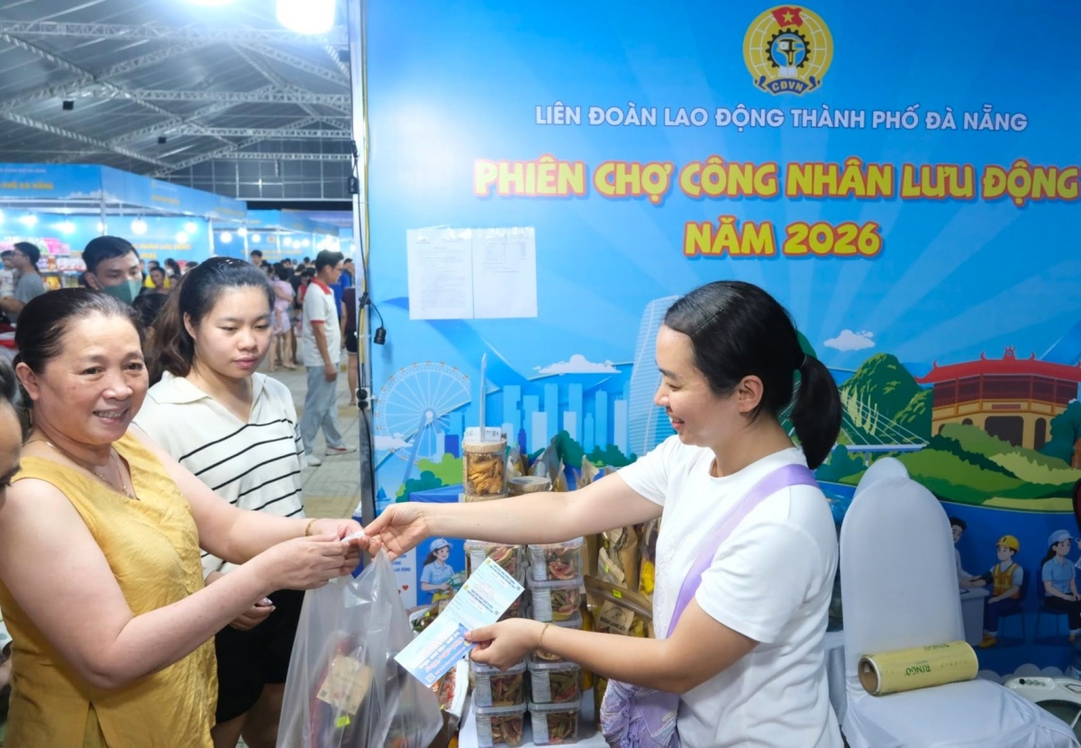Liên đoàn Lao động thành phố tổ chức “Phiên chợ công nhân lưu động” thu hút đông đảo đoàn viên, người lao động tham gia. Ảnh: HẠ TUYÊN Liên đoàn Lao động thành phố tổ chức “Phiên chợ công nhân lưu động” thu hút đông đảo đoàn viên, người lao động tham gia. Ảnh: HẠ TUYÊN