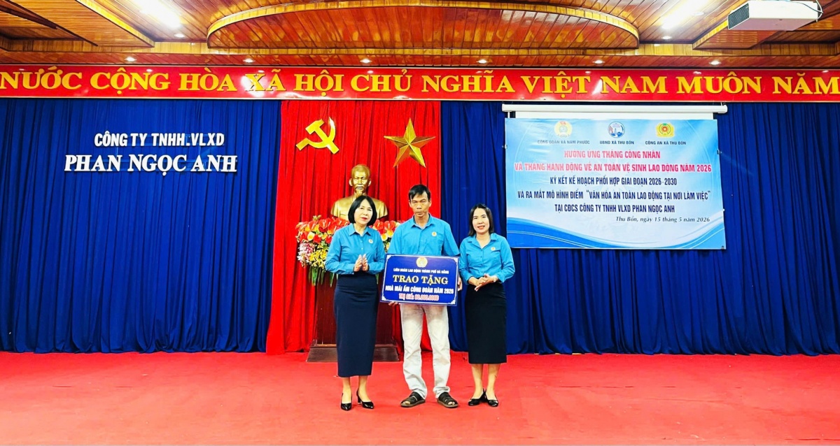 Công đoàn xã Nam Phước hỗ trợ gia đình anh Phan Văn Lai (xã Thu Bồn) 80 triệu đồng xây dựng căn nhà mới. Ảnh: LÂM VỸ Công đoàn xã Nam Phước hỗ trợ gia đình anh Phan Văn Lai (xã Thu Bồn) 80 triệu đồng xây dựng căn nhà mới. Ảnh: LÂM VỸ