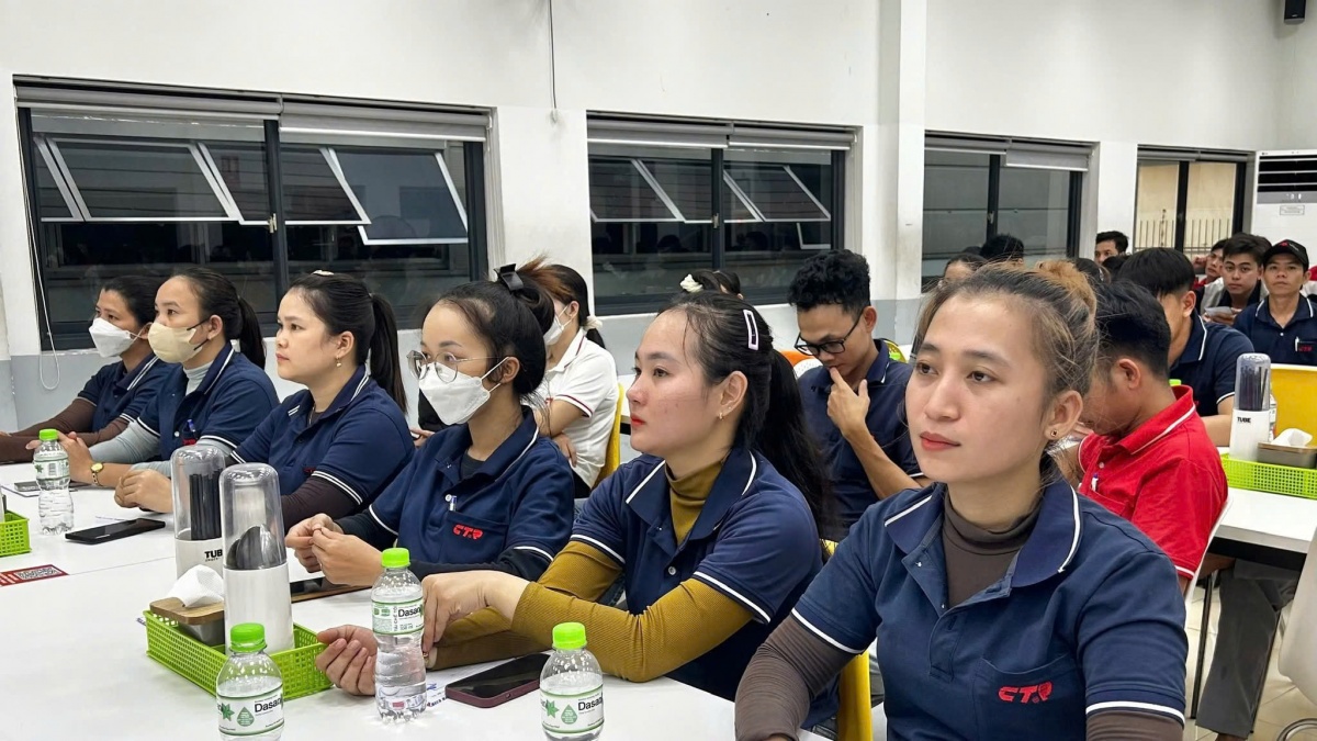 Liên đoàn Lao động thành phố tổ chức tuyên truyền chính sách bảo hiểm xã hội, bảo hiểm y tế, bảo hiểm thất nghiệp cho người lao động Công ty TNHH CTR Vina. Ảnh: ĐVCC Liên đoàn Lao động thành phố tổ chức tuyên truyền chính sách bảo hiểm xã hội, bảo hiểm y tế, bảo hiểm thất nghiệp cho người lao động Công ty TNHH CTR Vina. Ảnh: ĐVCC