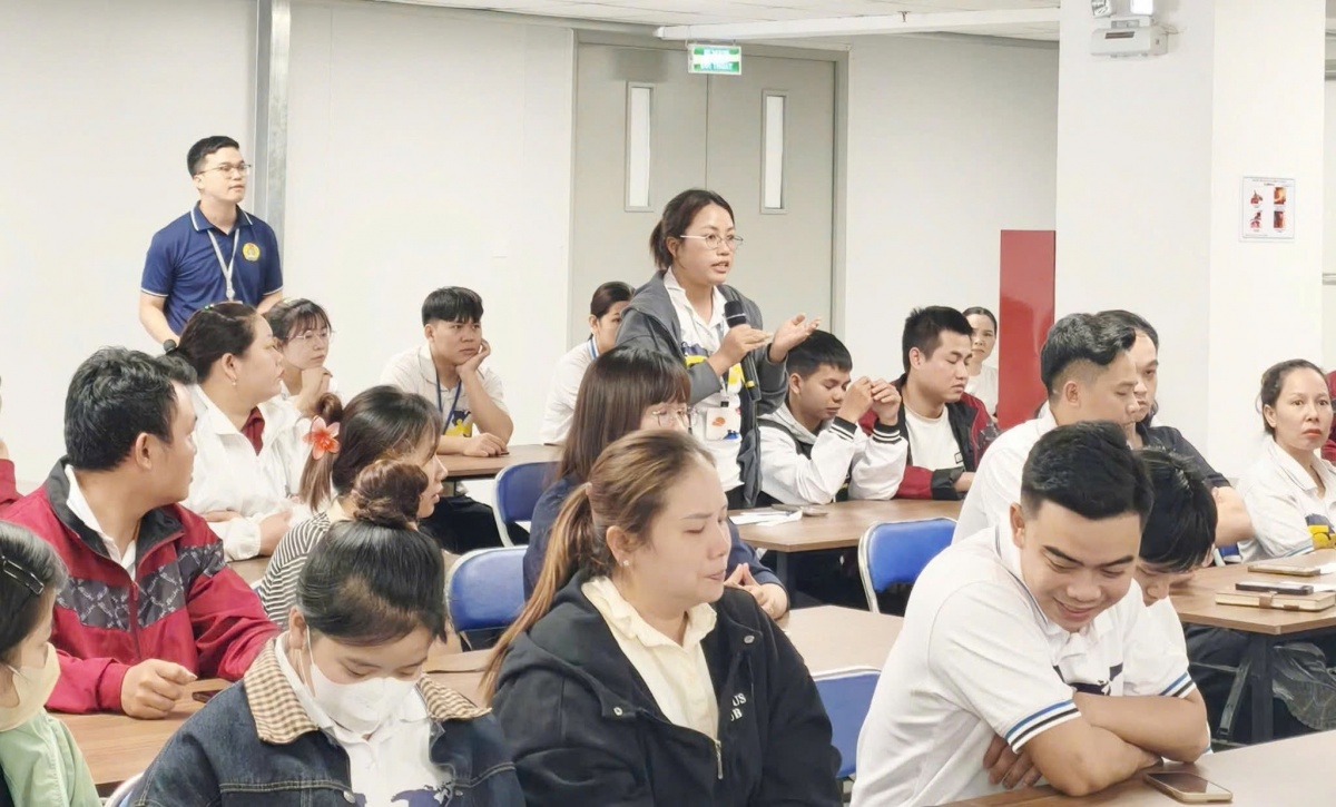 Đoàn viên, người lao động Công ty TNHH Điện tử Foxlink Đà Nẵng tham gia đối thoại với lãnh đạo công ty. Ảnh: ĐVCC Đoàn viên, người lao động Công ty TNHH Điện tử Foxlink Đà Nẵng tham gia đối thoại với lãnh đạo công ty. Ảnh: ĐVCC