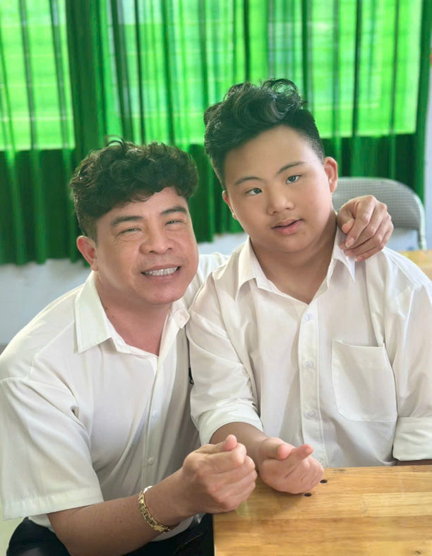 Thầy giáo Lê Minh Trung: Người thắp sáng tương lai bằng ngôn ngữ của yêu thương Thầy giáo Lê Minh Trung: Người thắp sáng tương lai bằng ngôn ngữ của yêu thương