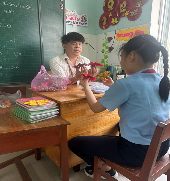 Thầy giáo Lê Minh Trung: Người thắp sáng tương lai bằng ngôn ngữ của yêu thương Thầy giáo Lê Minh Trung: Người thắp sáng tương lai bằng ngôn ngữ của yêu thương