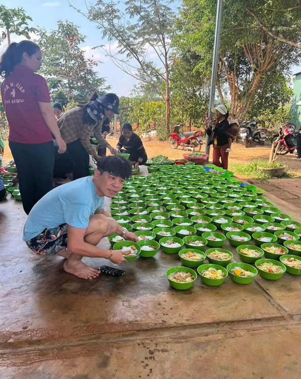 Thầy giáo Lê Minh Trung: Người thắp sáng tương lai bằng ngôn ngữ của yêu thương Thầy giáo Lê Minh Trung: Người thắp sáng tương lai bằng ngôn ngữ của yêu thương