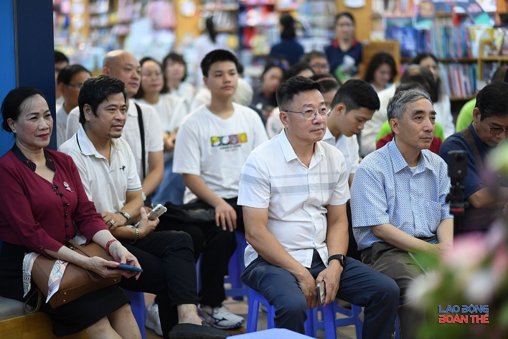 “Khoẻ” không chỉ là không bệnh: Thông điệp chạm tới người lao động từ bác sĩ Nguyễn Lân Hiếu “Khoẻ” không chỉ là không bệnh: Thông điệp chạm tới người lao động từ bác sĩ Nguyễn Lân Hiếu
