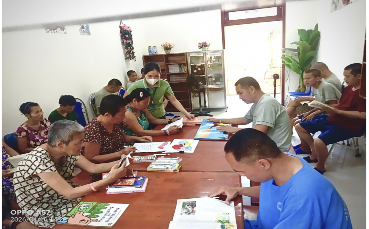 Nhân viên CTXH tận tình hướng dẫn, trợ giúp đối tượng tham gia hoạt động đọc sách