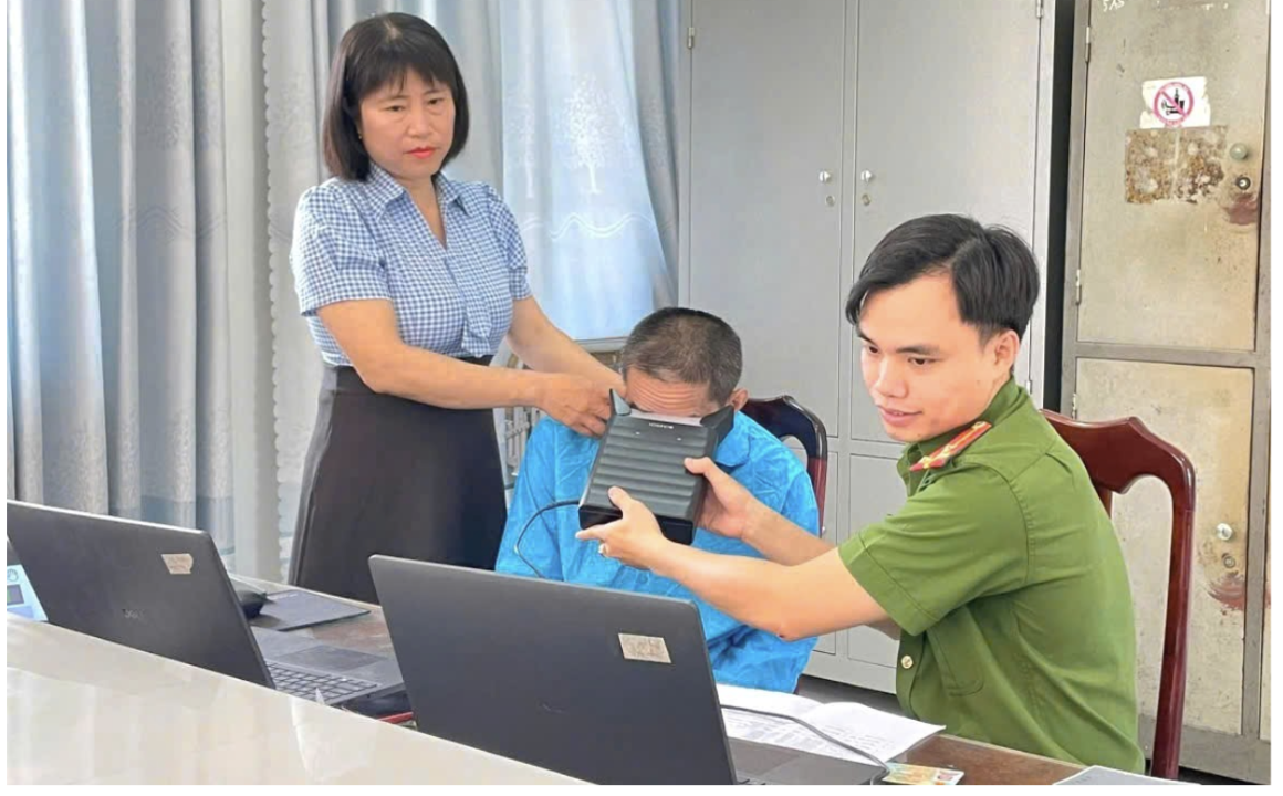 Nhân viên phối hợp với Công an phường Hương Trà hỗ trợ đối tượng làm Căn cước công dân. Ảnh: Đơn vị cung cấp.