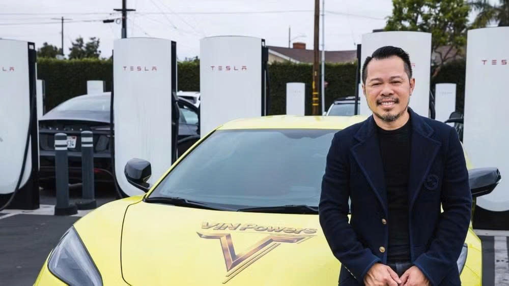 Giám đốc điều hành Vinpowers Mike Duong bên cạnh các trụ sạc nhanh Tesla. Giám đốc điều hành Vinpowers Mike Duong bên cạnh các trụ sạc nhanh Tesla.