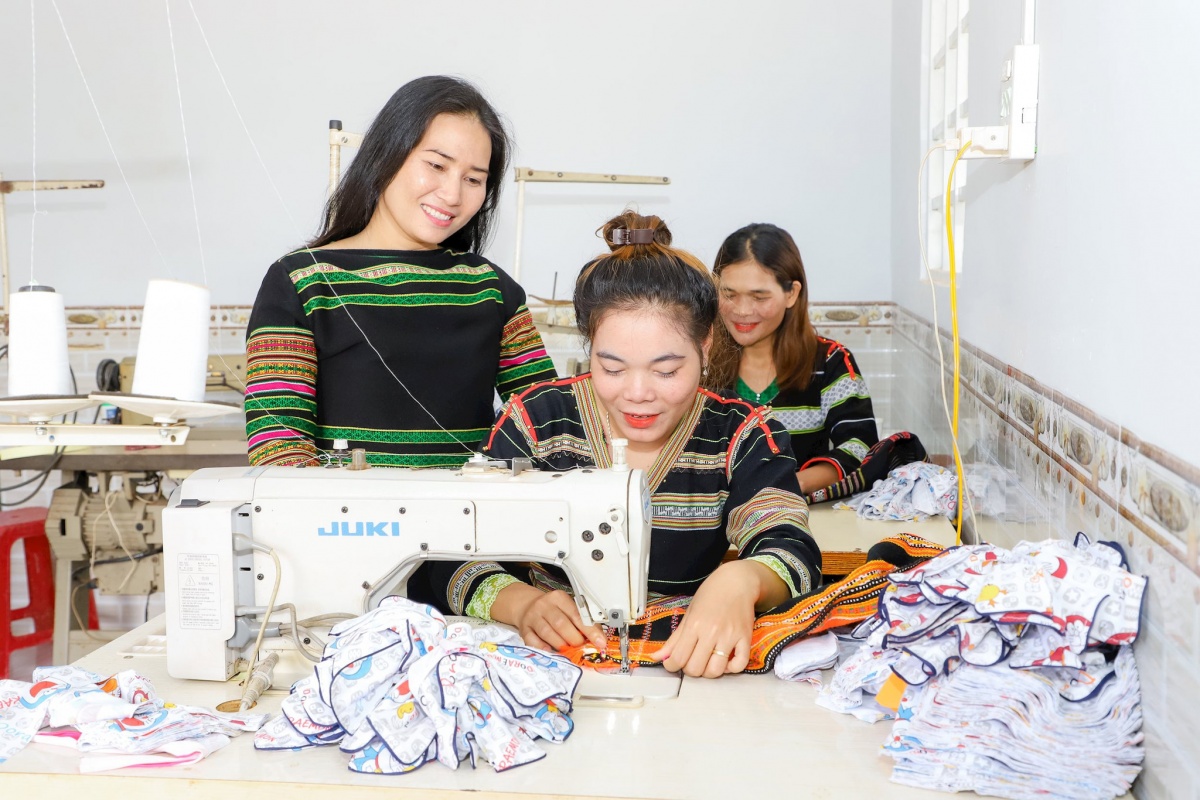 Công đoàn tăng cường chăm lo người lao động là đồng bào dân tộc thiểu số và miền núi Công đoàn tăng cường chăm lo người lao động là đồng bào dân tộc thiểu số và miền núi