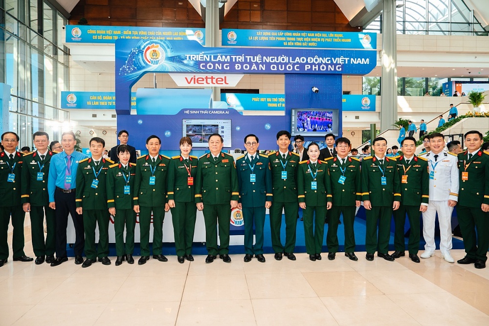 . Đại tướng Nguyễn Trọng Nghĩa, Ủy viên Bộ Chính trị, Ủy viên Thường vụ QUTW, Chủ nhiệm TCCT chụp ảnh cùng đoàn đại biểu Công đoàn Quân đội dự Đại hội XIV Công đoàn Việt Nam. Ảnh: ĐVCC