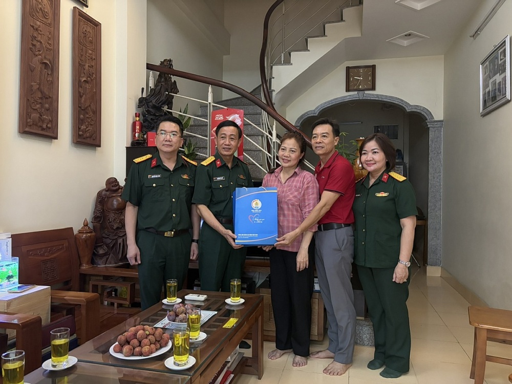 Đồng chí Nguyễn Thị Phượng, ĐVCĐ, Công ty TNHH MTV Thể thao Viettel nhận món quà từ Đại hội. Ảnh: ĐVCC