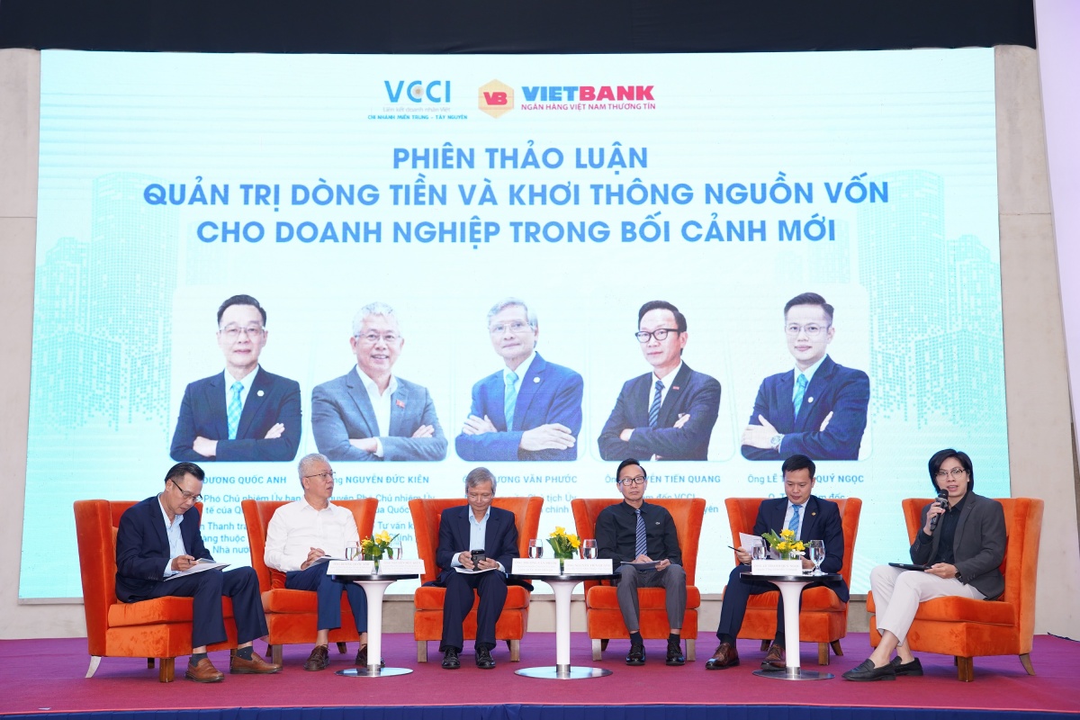 Trong phiên thảo luận “Quản trị dòng tiền và khơi thông nguồn vốn cho doanh nghiệp trong bối cảnh mới”, các đại biểu đã cùng nhìn nhận bức tranh kinh tế vĩ mô, đánh giá thực trạng hoạt động của doanh nghiệp trên địa bàn thành phố Đà Nẵng và khu vực miền Trung - Tây Nguyên Trong phiên thảo luận “Quản trị dòng tiền và khơi thông nguồn vốn cho doanh nghiệp trong bối cảnh mới”, các đại biểu đã cùng nhìn nhận bức tranh kinh tế vĩ mô, đánh giá thực trạng hoạt động của doanh nghiệp trên địa bàn thành phố Đà Nẵng và khu vực miền Trung - Tây Nguyên