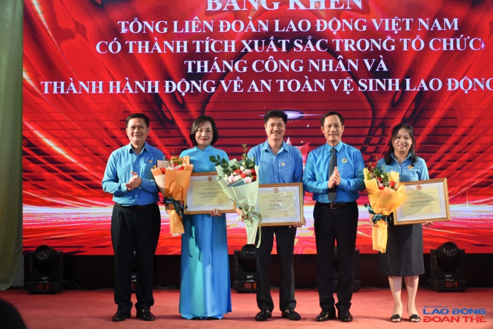 Đồng chí Nguyễn Thanh Sơn - Chủ tịch Công đoàn Petrolimex (giữa) nhận bằng khen của Tổng Liên đoàn Lao động Việt Nam vì đã có thành tích xuất sắc trong tổ chức Tháng Công nhân và Tháng hành động về An toàn vệ sinh lao động 2026. Ảnh: Nguyễn Việt Đồng chí Nguyễn Thanh Sơn - Chủ tịch Công đoàn Petrolimex (giữa) nhận bằng khen của Tổng Liên đoàn Lao động Việt Nam vì đã có thành tích xuất sắc trong tổ chức Tháng Công nhân và Tháng hành động về An toàn vệ sinh lao động 2026. Ảnh: Nguyễn Việt