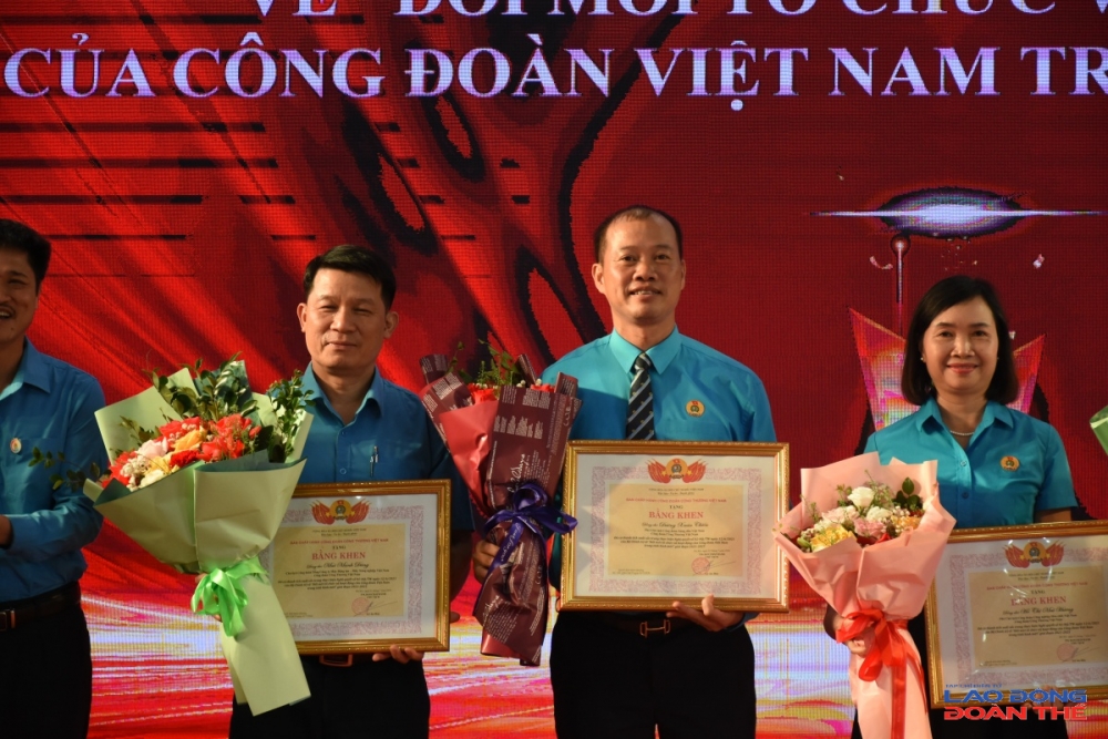 Đồng chí Đường Xuân Chiến, Phó chủ tịch Công đoàn Xăng dầu Việt Nam (Công đoàn Petrolimex) được biểu dương cá nhân xuất sắc tiêu biểu trong thực hiện NQ 02-NQ/TW của Bộ Chính trị về “Đổi mới tổ chức và hoạt động của Công đoàn Việt Nam trong tình hình mới”. Ảnh: Nguyễn Việt Đồng chí Đường Xuân Chiến, Phó chủ tịch Công đoàn Xăng dầu Việt Nam (Công đoàn Petrolimex) được biểu dương cá nhân xuất sắc tiêu biểu trong thực hiện NQ 02-NQ/TW của Bộ Chính trị về “Đổi mới tổ chức và hoạt động của Công đoàn Việt Nam trong tình hình mới”. Ảnh: Nguyễn Việt