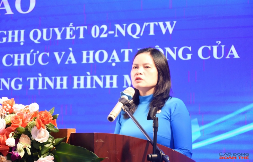 đồng chí Lê Thị Đức, Phó Chủ tịch Công đoàn Công Thương Việt Nam đã trình bày báo cáo sơ kết 5 năm thực hiện Nghị quyết số 02 của Bộ Chính trị. Ảnh: Nguyễn Việt đồng chí Lê Thị Đức, Phó Chủ tịch Công đoàn Công Thương Việt Nam đã trình bày báo cáo sơ kết 5 năm thực hiện Nghị quyết số 02 của Bộ Chính trị. Ảnh: Nguyễn Việt