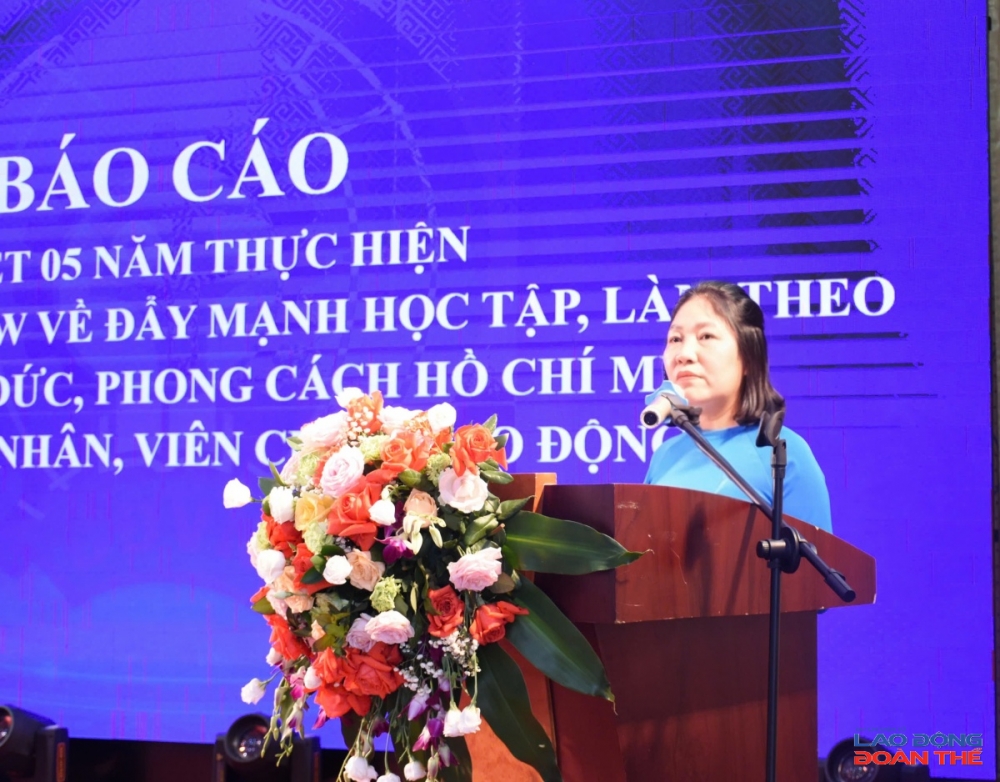 đồng chí Phan Thị Diệu Loan, Trưởng Ban Quan hệ Lao động Công đoàn Công Thương Việt Nam Trình bày báo cáo sơ kết 5 năm thực hiện Kết luận số 01 của Bộ Chính trị. Ảnh: Nguyễn Việt đồng chí Phan Thị Diệu Loan, Trưởng Ban Quan hệ Lao động Công đoàn Công Thương Việt Nam Trình bày báo cáo sơ kết 5 năm thực hiện Kết luận số 01 của Bộ Chính trị. Ảnh: Nguyễn Việt