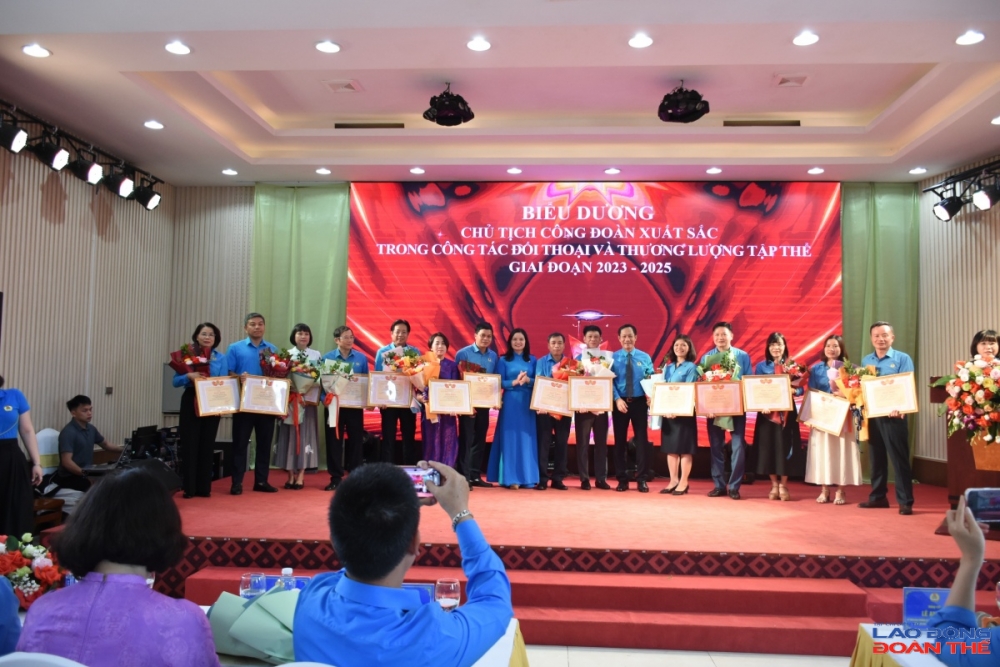 Biểu dương các Chủ tịch Công đoàn xuất sắc trong công tác đối thoại và thương lượng tập thể giai đoạn 2023-2025. Ảnh: Nguyễn Việt Biểu dương các Chủ tịch Công đoàn xuất sắc trong công tác đối thoại và thương lượng tập thể giai đoạn 2023-2025. Ảnh: Nguyễn Việt
