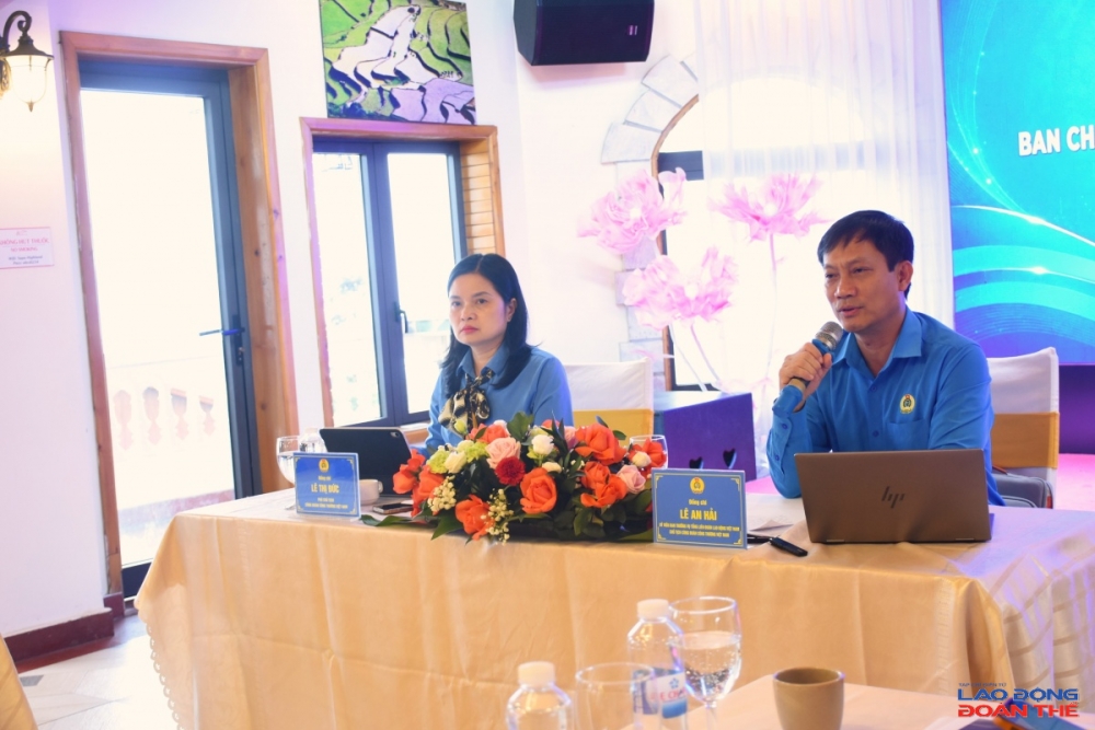 đồng chí Lê An Hải, Chủ tịch Công đoàn Công Thương Việt Nam trao đổi cùng các đại biểu tham dự Hội nghị. Ảnh: Nguyễn Việt đồng chí Lê An Hải, Chủ tịch Công đoàn Công Thương Việt Nam trao đổi cùng các đại biểu tham dự Hội nghị. Ảnh: Nguyễn Việt