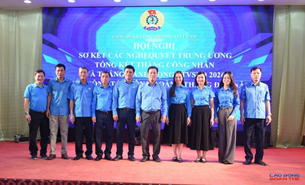 Đồng chí Nguyễn Huy Thông, Chủ tịch Công đoàn Công nghiệp Hóa chất Việt Nam chụp ảnh lưu niệm tại Hội nghị. Ảnh: Nguyễn Việt Đồng chí Nguyễn Huy Thông, Chủ tịch Công đoàn Công nghiệp Hóa chất Việt Nam chụp ảnh lưu niệm tại Hội nghị. Ảnh: Nguyễn Việt
