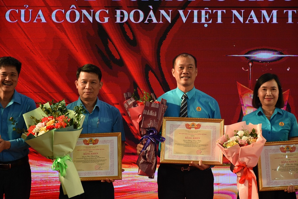 Đồng chí Đường Xuân Chiến (thứ ba, từ phải), Phó chủ tịch Công đoàn Xăng dầu Việt Nam (Công đoàn Petrolimex) được biểu dương cá nhân xuất sắc tiêu biểu trong thực hiện NQ 02-NQ/TW của Bộ Chính trị về “Đổi mới tổ chức và hoạt động của Công đoàn Việt Nam trong tình hình mới”. Ảnh: Nguyễn Việt