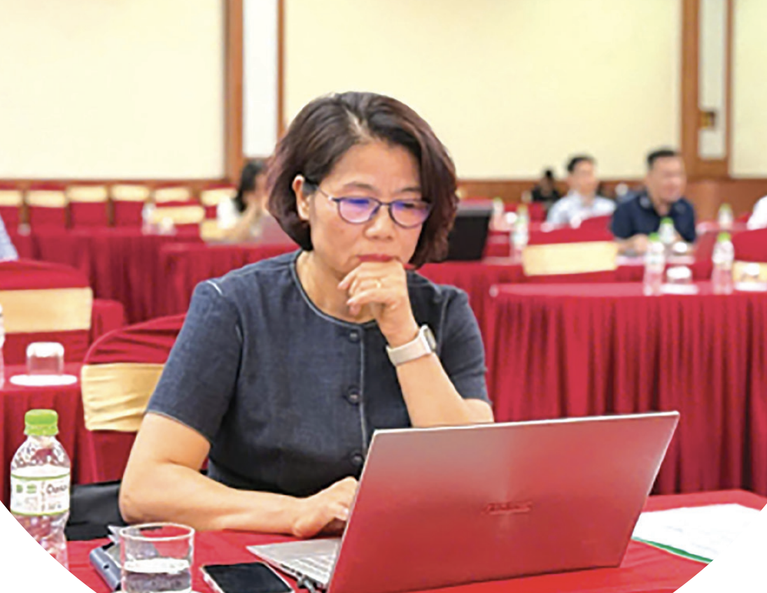 Đồng chí Ngô Thị Thu Hằng, Chủ tịch Công đoàn Tổng Công ty Giấy Việt Nam tham gia khoá đào tạo ứng dụng AI trong quản trị văn phòng và xử lý văn bản. Ảnh: ĐVCC.