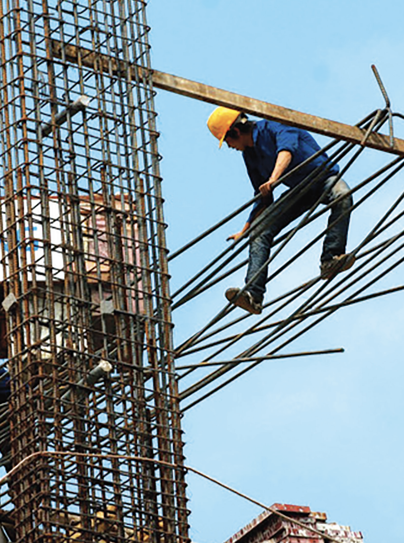 Những ngành nghề có nguy cơ tai nạn cao như xây dựng, vận tải, cơ khí tự do bắt buộc phải áp dụng quy chuẩn an toàn nghiêm ngặt.