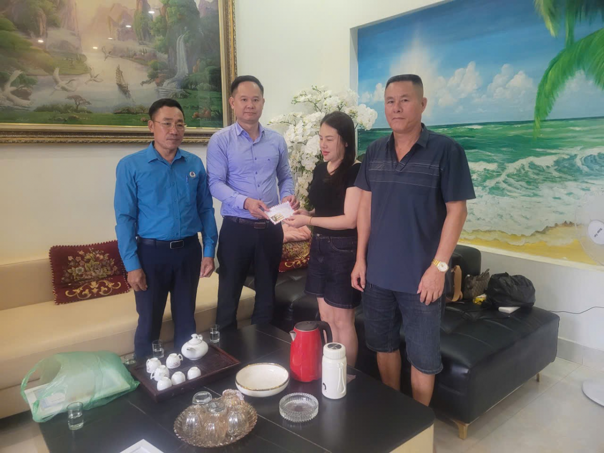 Đồng chí Đỗ Tiến Dũng Chủ tịch Nghiệp đoàn Nghề cá Việt Nam, Giám đốc Quỹ nhân đạo Nghề cá Việt Nam trao hỗ trợ của Quỹ nhân đạo Nghề cá Việt Nam tới gia đình chủ tàu cá QN-90568-TS. Ảnh: ĐVCC