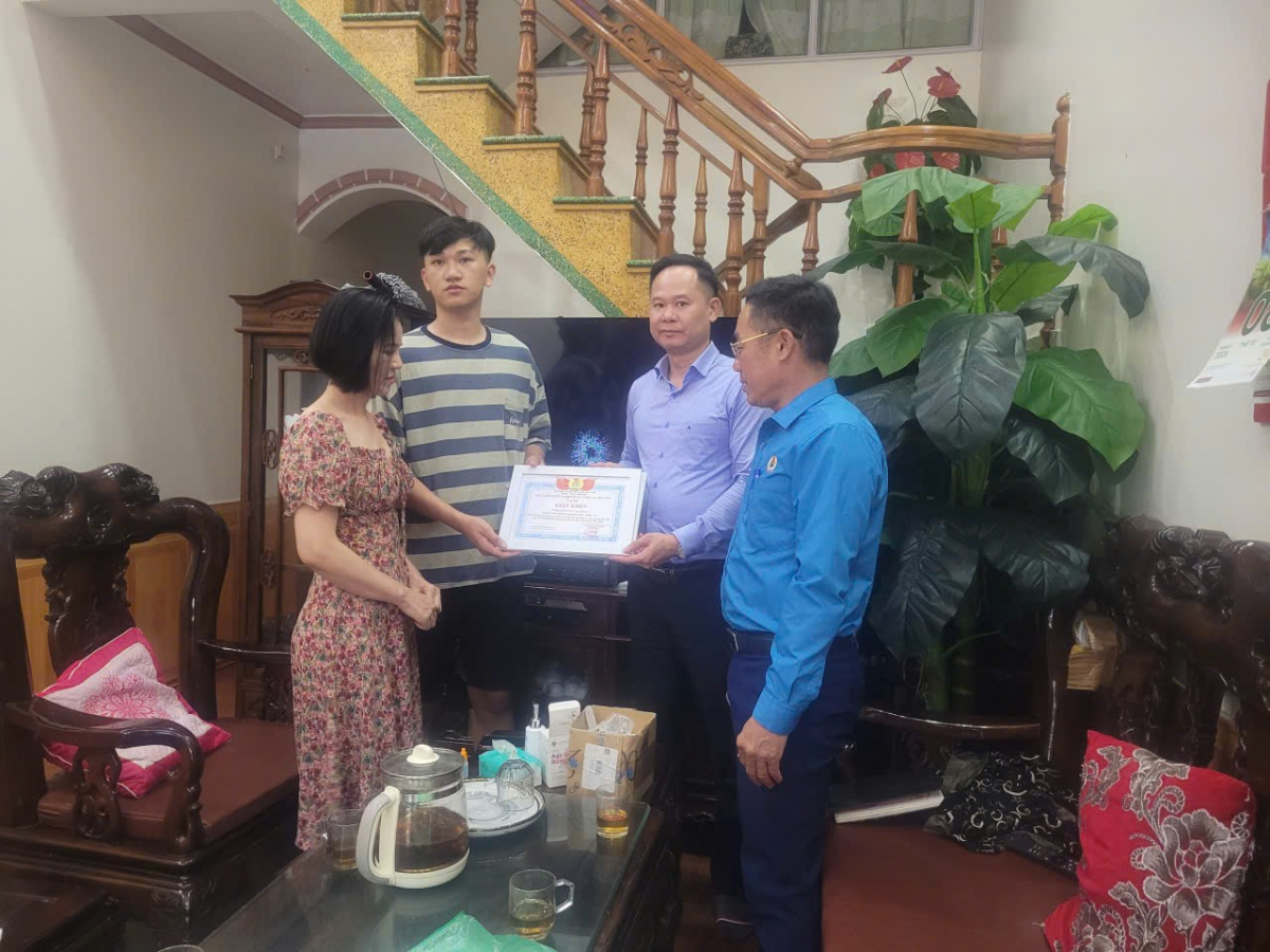 Đại diện gia đình Thuyền trưởng tàu cá  QN-80038-TS nhận Giấy khen của Chủ tịch Nghiệp đoàn Nghề cá Việt Nam trao tặng. Ảnh: ĐVCC