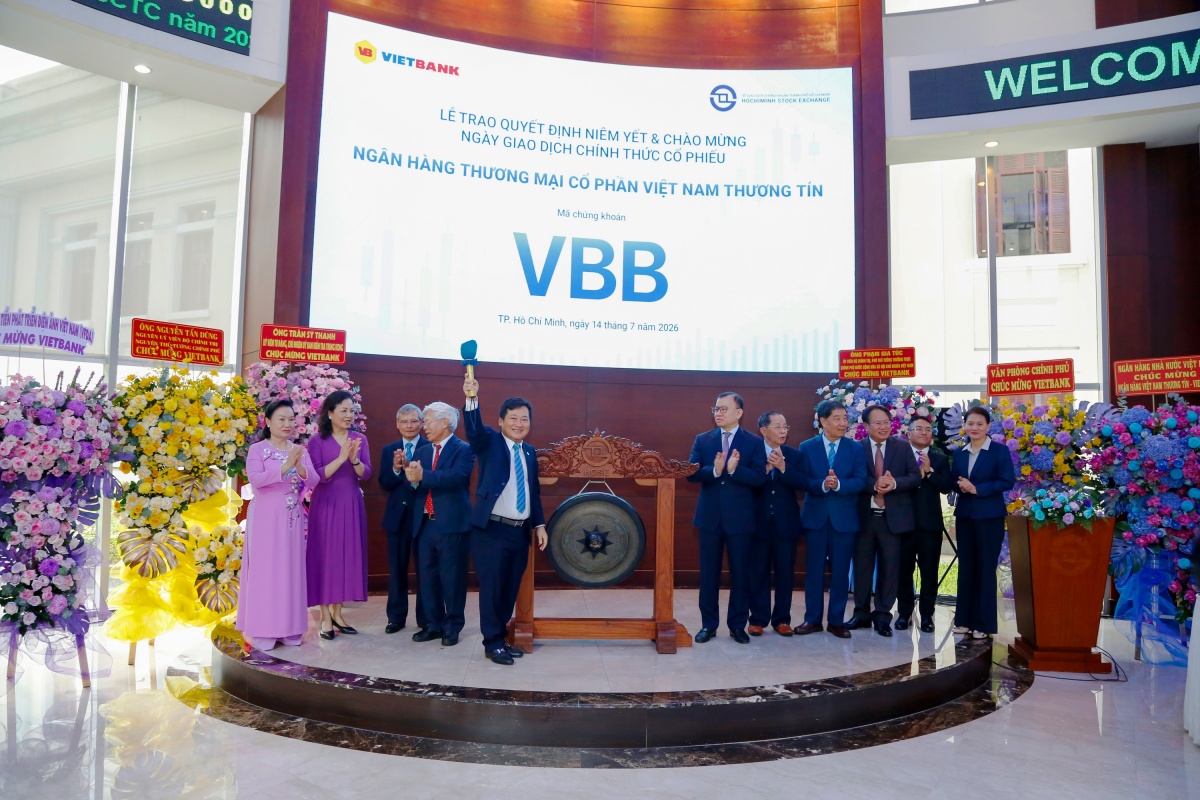 Đại diện Ban Lãnh đạo Vietbank cùng đại diện Sở Giao dịch chứng khoán TP.HCM thực hiện nghi thức đánh cồng Đại diện Ban Lãnh đạo Vietbank cùng đại diện Sở Giao dịch chứng khoán TP.HCM thực hiện nghi thức đánh cồng