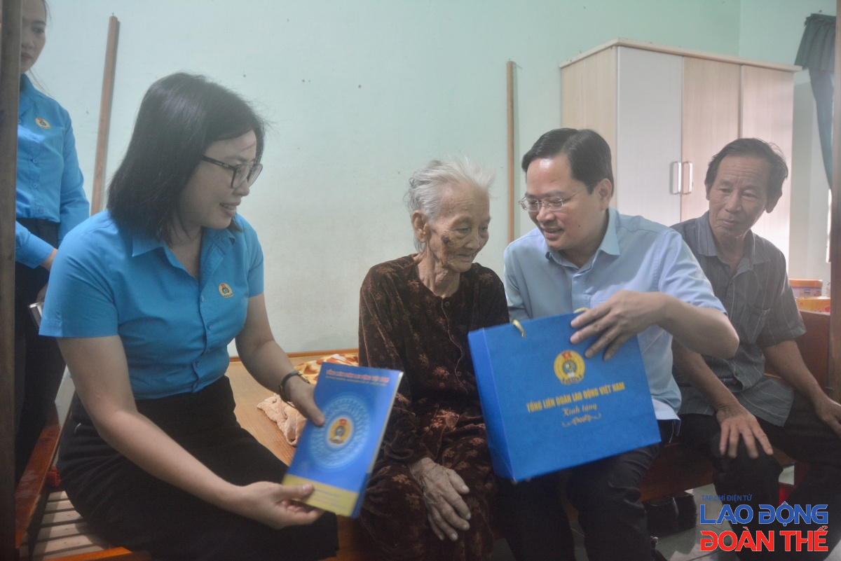 Chủ tịch Tổng Liên đoàn thăm, tặng quà Mẹ Việt Nam anh hùng tại Đà Nẵng Chủ tịch Tổng Liên đoàn thăm, tặng quà Mẹ Việt Nam anh hùng tại Đà Nẵng