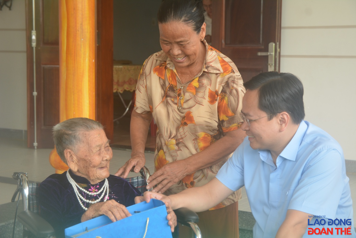Chủ tịch Tổng Liên đoàn thăm, tặng quà Mẹ Việt Nam anh hùng tại Đà Nẵng Chủ tịch Tổng Liên đoàn thăm, tặng quà Mẹ Việt Nam anh hùng tại Đà Nẵng