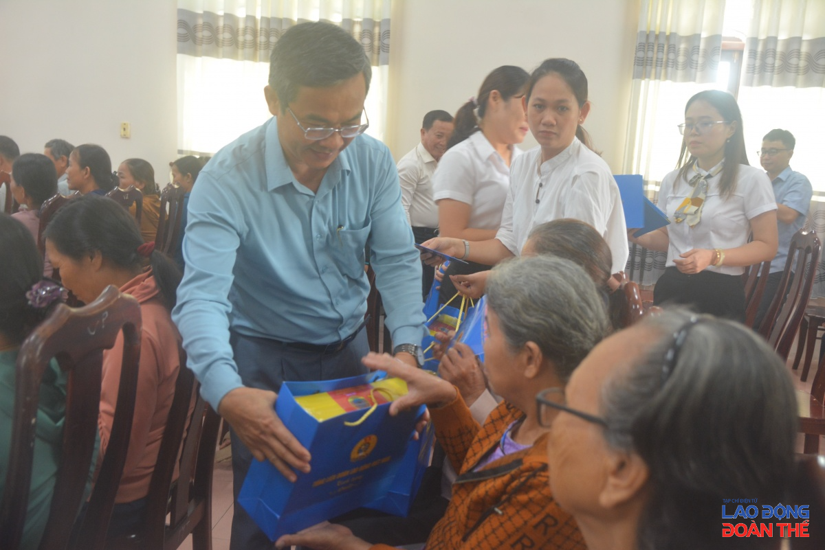 Chủ tịch Tổng Liên đoàn thăm, tặng quà Mẹ Việt Nam anh hùng tại Đà Nẵng Chủ tịch Tổng Liên đoàn thăm, tặng quà Mẹ Việt Nam anh hùng tại Đà Nẵng