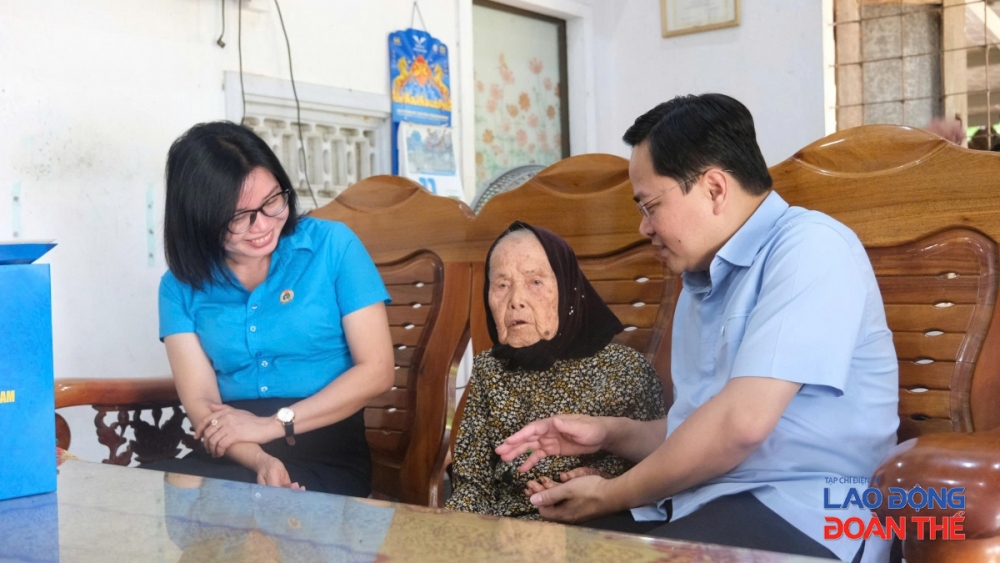 Chủ tịch Tổng Liên đoàn thăm, tặng quà Mẹ Việt Nam anh hùng tại Đà Nẵng Chủ tịch Tổng Liên đoàn thăm, tặng quà Mẹ Việt Nam anh hùng tại Đà Nẵng