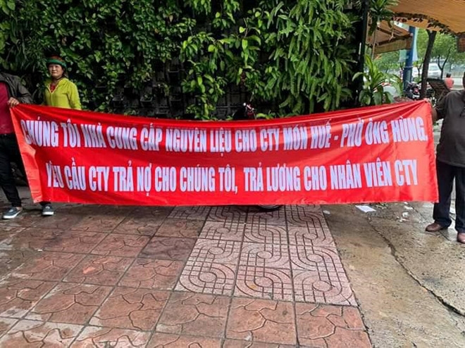 Chuỗi Món Huế nợ từ nhà cung cấp đá lạnh đến lá chuối chuoi mon hue no tu nha cung cap da lanh den la chuoi