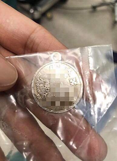 Bé trai 2 tuổi suýt chết vì thói quen đeo dây chuyền cho con của bố mẹ be trai 2 tuoi suyt chet vi thoi quen deo day truyen cho con cua bo me