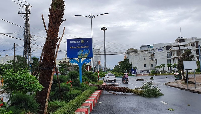 Sóng biển ập lên đường phố, đánh sập kè tại Phú Yên