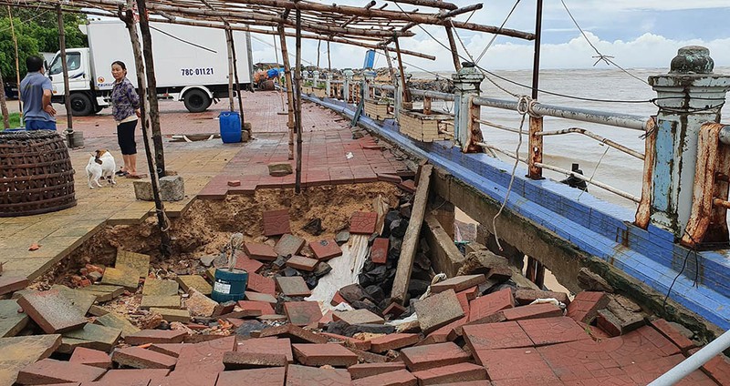 Sóng biển ập lên đường phố, đánh sập kè tại Phú Yên bao so 5 tai phu yen song bien ap len duong pho danh sap ke