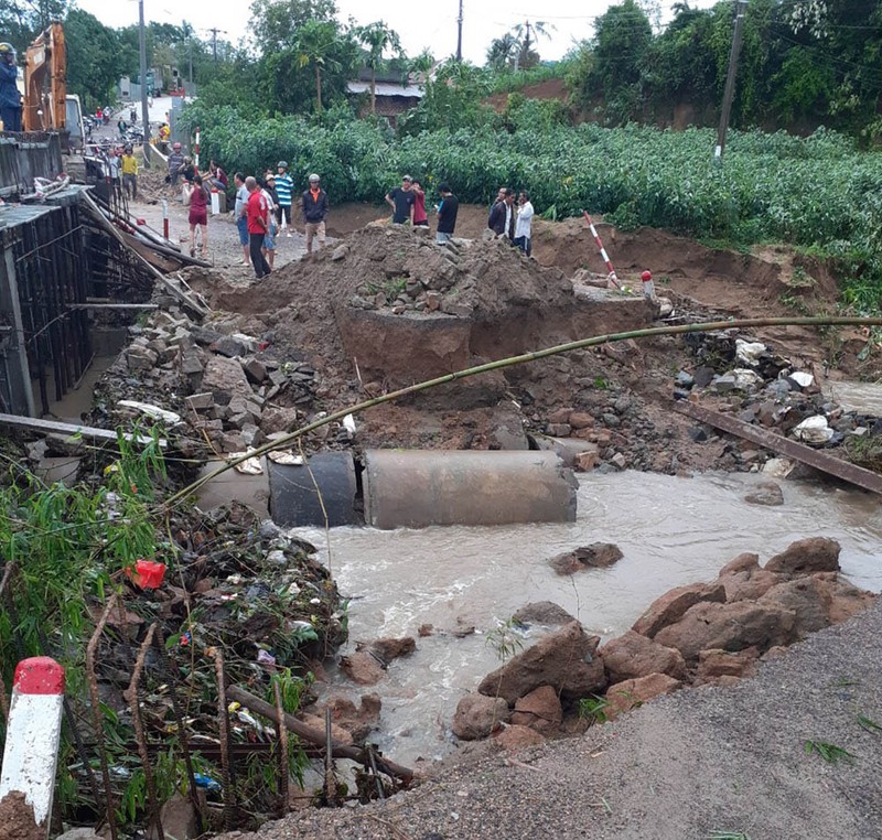 Sóng biển ập lên đường phố, đánh sập kè tại Phú Yên bao so 5 tai phu yen song bien ap len duong pho danh sap ke