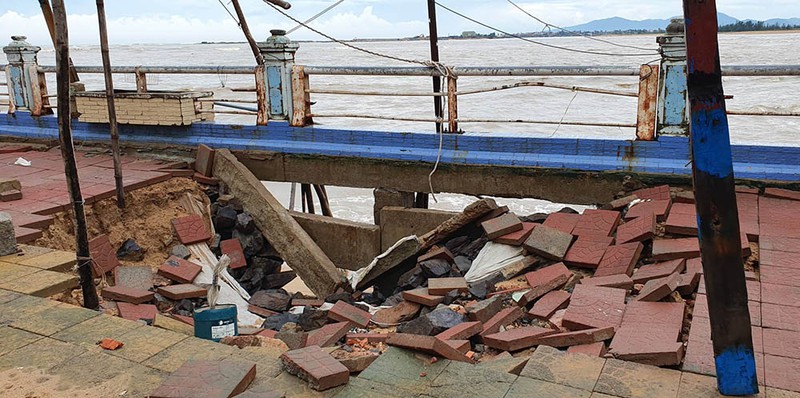 Sóng biển ập lên đường phố, đánh sập kè tại Phú Yên bao so 5 tai phu yen song bien ap len duong pho danh sap ke