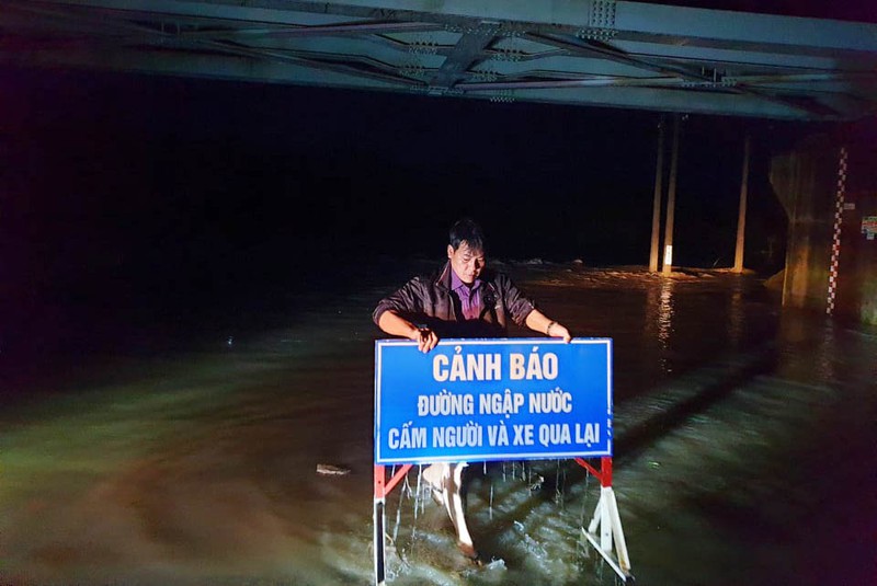 Sóng biển ập lên đường phố, đánh sập kè tại Phú Yên bao so 5 tai phu yen song bien ap len duong pho danh sap ke