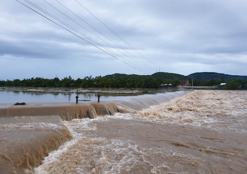 Sóng biển ập lên đường phố, đánh sập kè tại Phú Yên bao so 5 tai phu yen song bien ap len duong pho danh sap ke