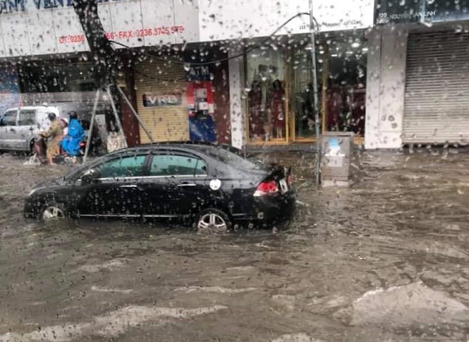 Nhiều tuyến phố Đà Nẵng bị "nhấn chìm" do mưa lớn, người dân đi lại khó khăn nhieu tuyen pho da nang bi nhan chim do mua lon nguoi dan di lai kho khan